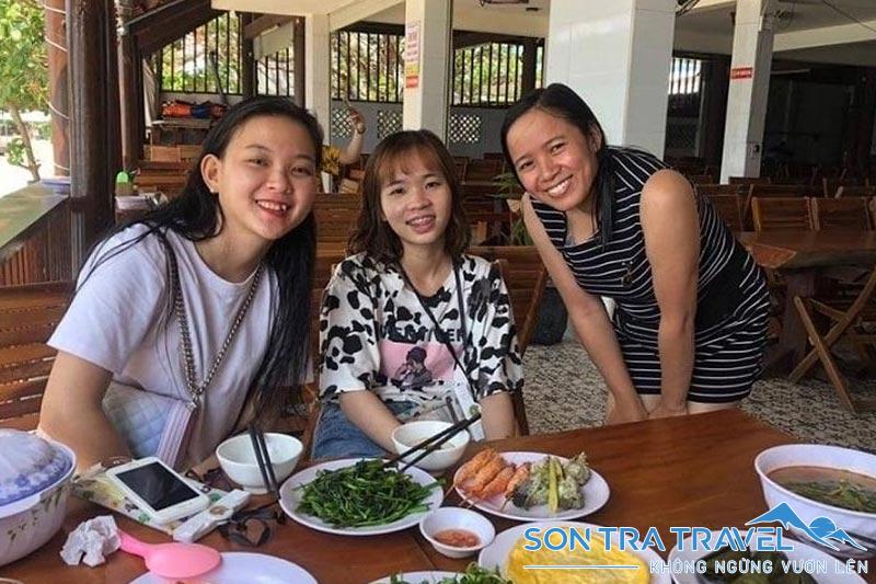 Du khách dừng bữa trưa tại nhà hàng với thực đơn hơn 12 món trong tour Cù Lao Chàm