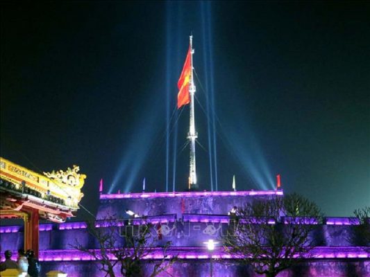 Kỳ Đài Huế với hình ảnh cột cờ tung bay trước Kinh Thành