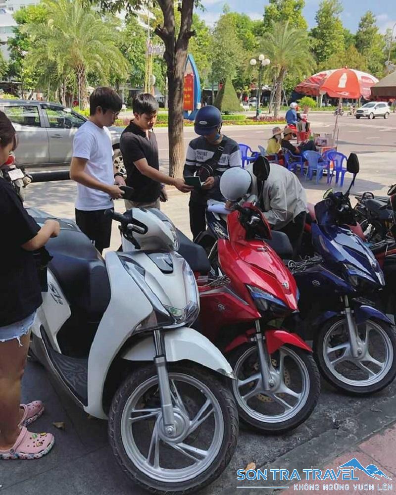 Cho người nước ngoài thuê xe máy ở Huế - Hidden Land Travel