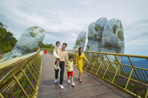 Cầu Vàng Bà Nà Hills điểm nhấn thu hút du khách đến Đà Nẵng