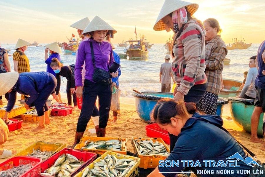 Chợ hải sản Đà Nẵng thường họp khung giờ nào?