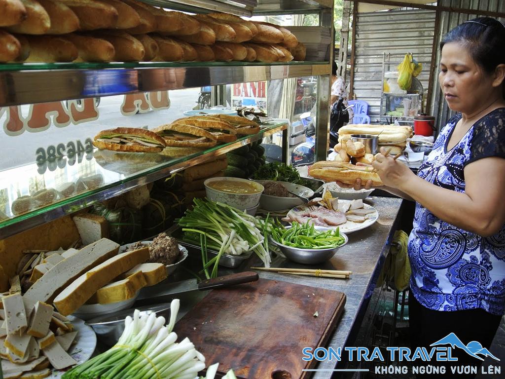 Địa chỉ ăn đêm ngon ở Đà Nẵng - Bánh mỳ bà Lan