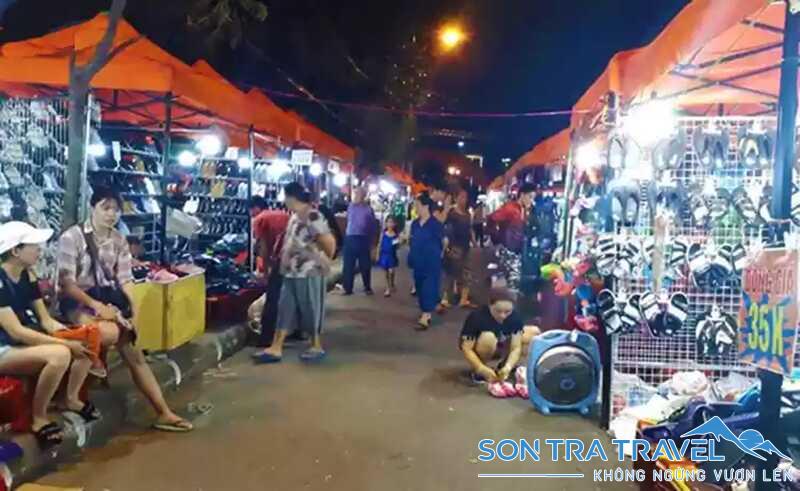 Chợ đêm Hòa Khánh rất gần các trường đại học