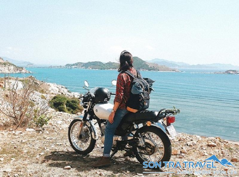 Bạn có thể đi xe máy hoặc đi thuyền ra Bãi Bìm