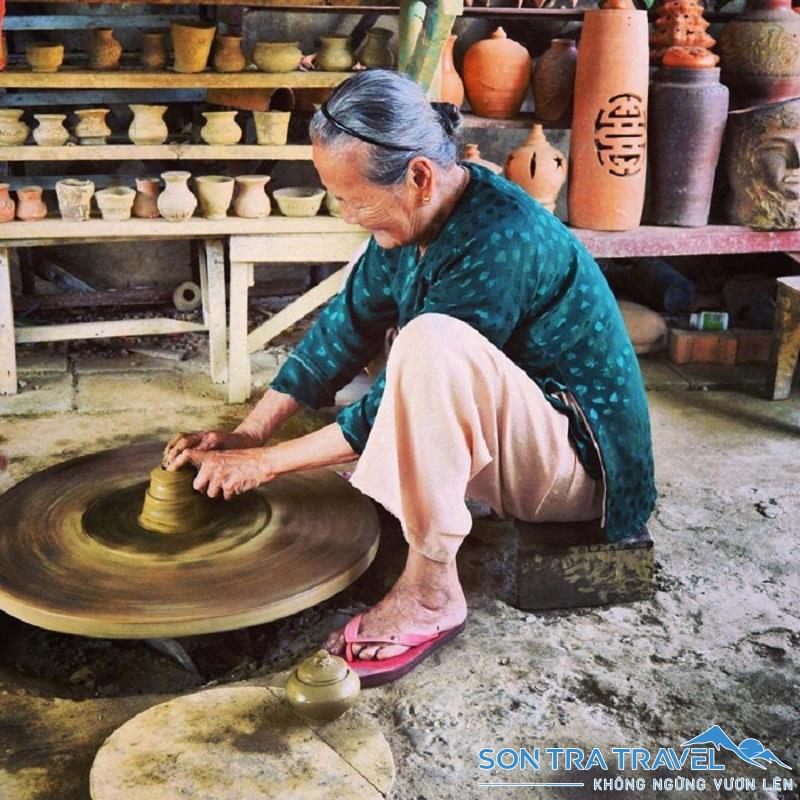 Đến đây, bạn sẽ say mê khi ngắm nhìn các nghệ nhân gốm tạo nên tác phẩm gốm một cách cực điêu luyện