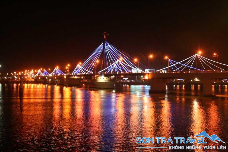 Cầu sông Hàn lộng lẫy và lung linh về đêm