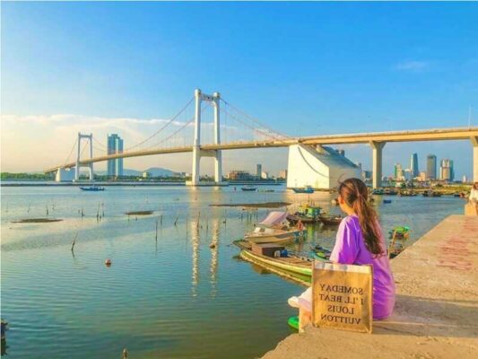 Chân cầu Thuận Phước địa điểm check in yêu thích của nhiều du khách
