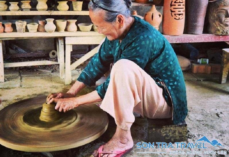 Đôi bàn tay của nghệ nhân tạo ra sản phẩm gốm