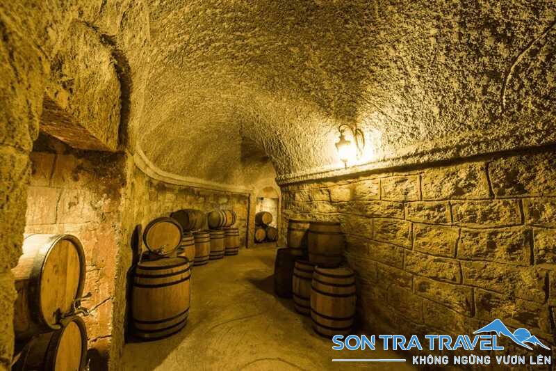 Không gian bên trong hầm rượu Debay 