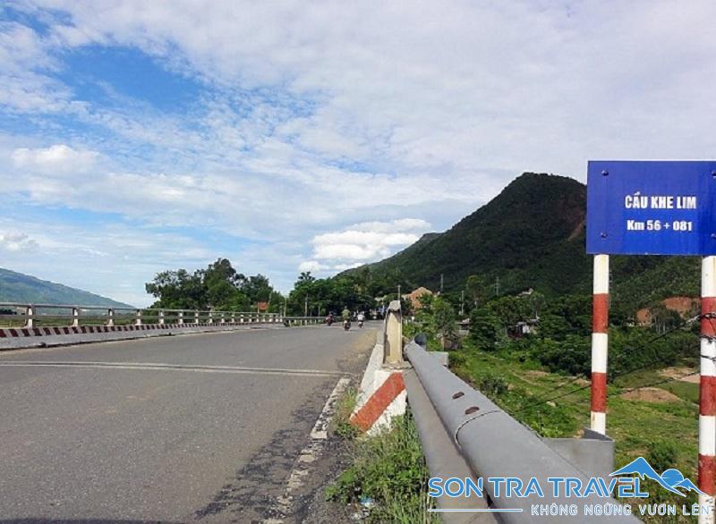 Trên đường đi, du khách dễ dàng bắt gặp biển chỉ đường đến khu du lịch Khe Lim
