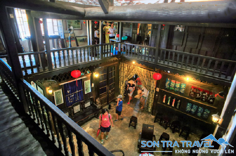Nhà cổ Phùng Hưng có 2 tầng, xây chủ yếu bằng gỗ quý
