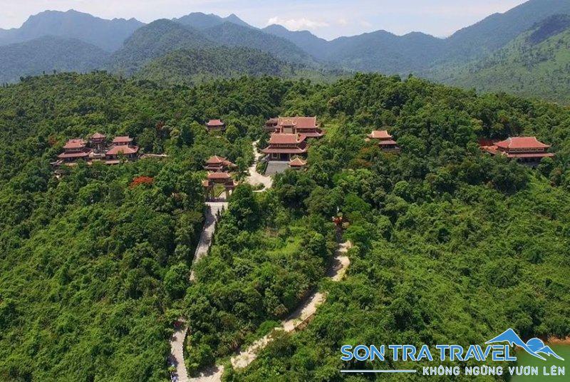 Thiền viện nằm ẩn mình giữa cánh rừng xanh mát dưới chân núi Bạch Mã 