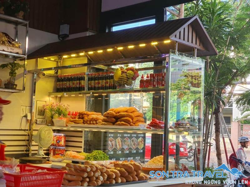 Bánh mì que Tứ Hải có nhiều cơ sở tại Đà Nẵng
