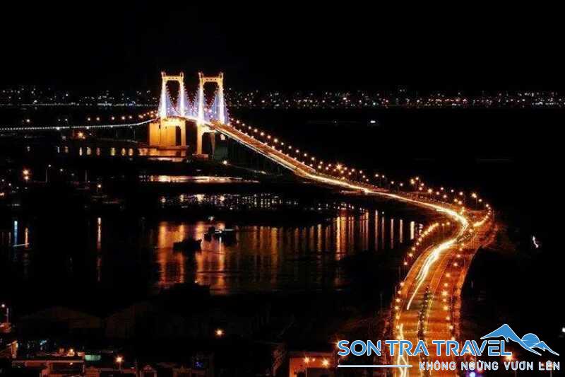 Vẻ đẹp lộng lẫy của cầu Thuận Phước khi lên đèn