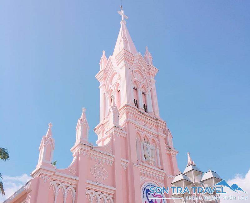 Màu hồng pastel chủ đạo nổi bật của nhà thờ