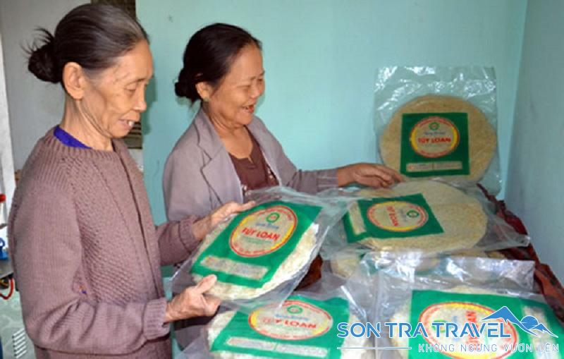 Bánh tráng làng Túy Loan được bày bán tại nhiều cửa hàng, chợ, siêu thị