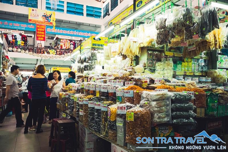 Chợ Hàn cũng là một khu chợ nổi tiếng, được khách du lịch trong nước và nước ngoài thường xuyên lựa chọn để tìm mua sản vật Đà thành