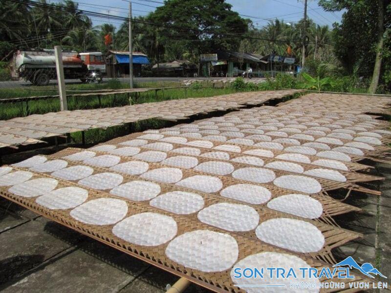 Đến làng Túy Loan, bạn sẽ được trực tiếp chứng kiến các công đoạn làm bánh và mua những chiếc bánh mới ra lò về làm quà