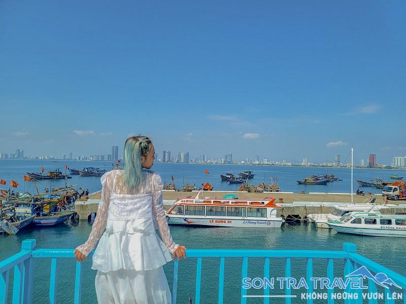 Trend chụp hình "phía sau một cô gái" giúp thu trọn cảnh đẹp của bến du thuyền