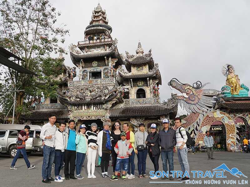 Chụp ảnh kỷ niệm tại chùa Linh Phước