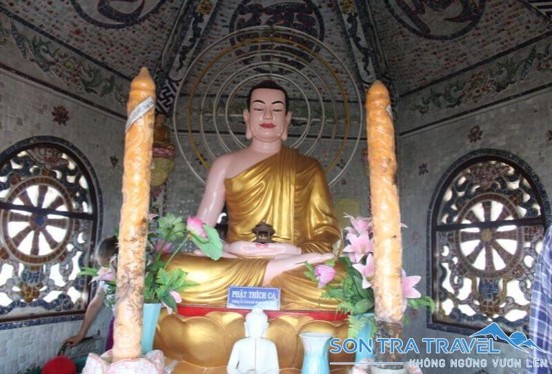 Tượng Phật Thích Ca trong chùa Linh Phước