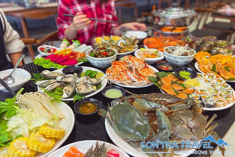 Có những món hải sản nào thông thường được bày bán tại các quán vỉa hè ở Nha Trang? 

